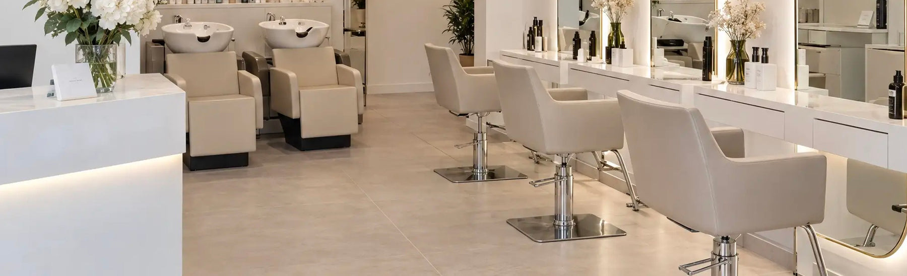 Salon de coiffure mixte avec bacs et fauteuils de coiffure